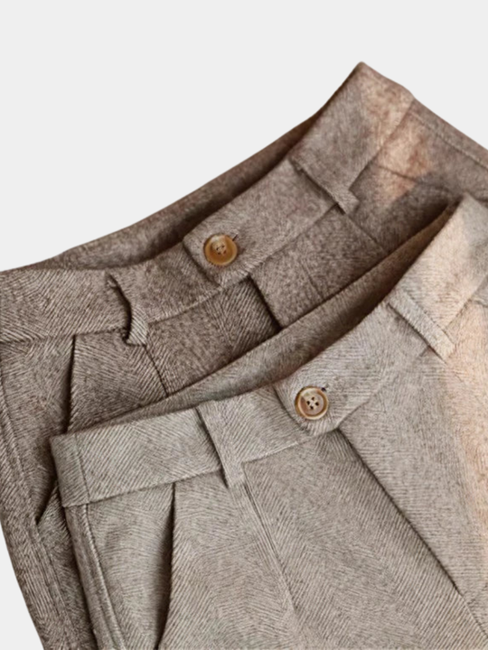 Elegantante Wolle-tailleur méi no Ärer Mooss