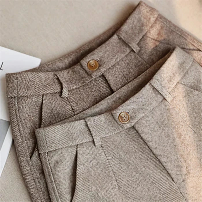 Elegantante Wolle-tailleur méi no Ärer Mooss